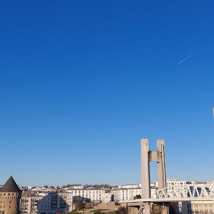 Vue sur le pont de Recouvrance et la Tour Tanguy à Brest